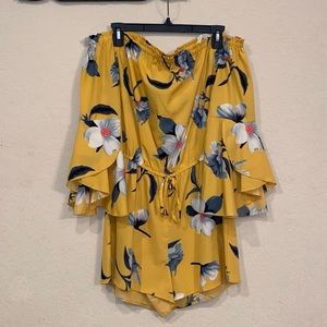 hibiscus print yellow romper size l